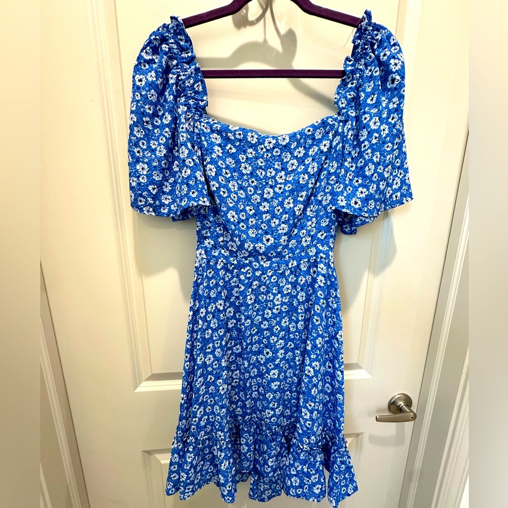 Blue and white floral dress with flowy short sleeves size medium